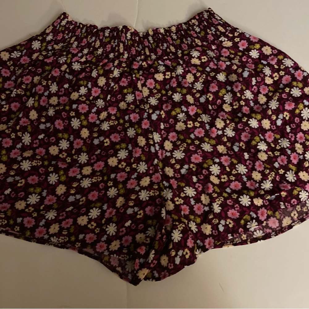 New Victoria’s Secret large flowing smocked shorts - Picture 4 of 5